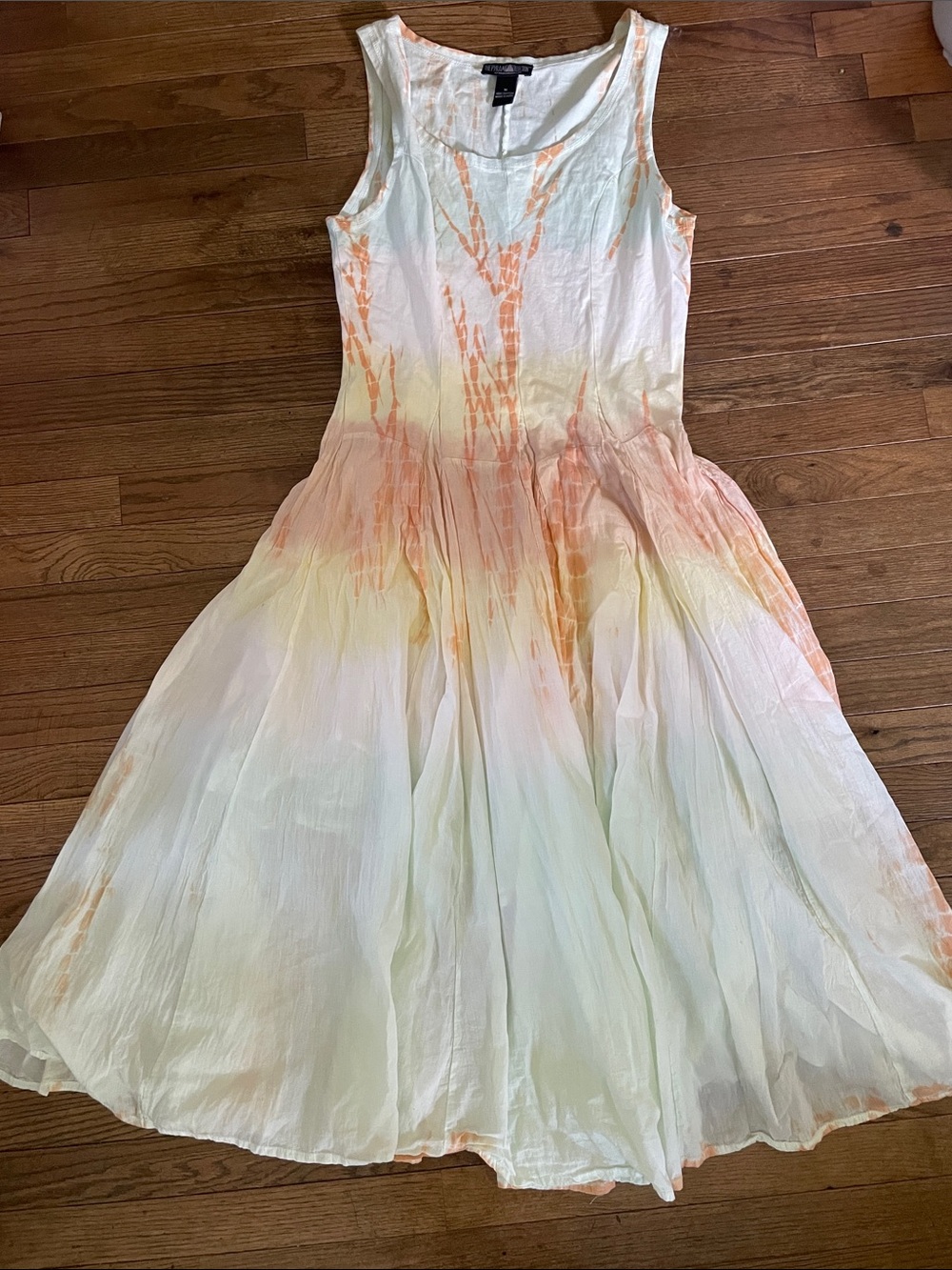 Pyramid Collection Sleeveless Tie-Dye Midi Dress in White and Peach